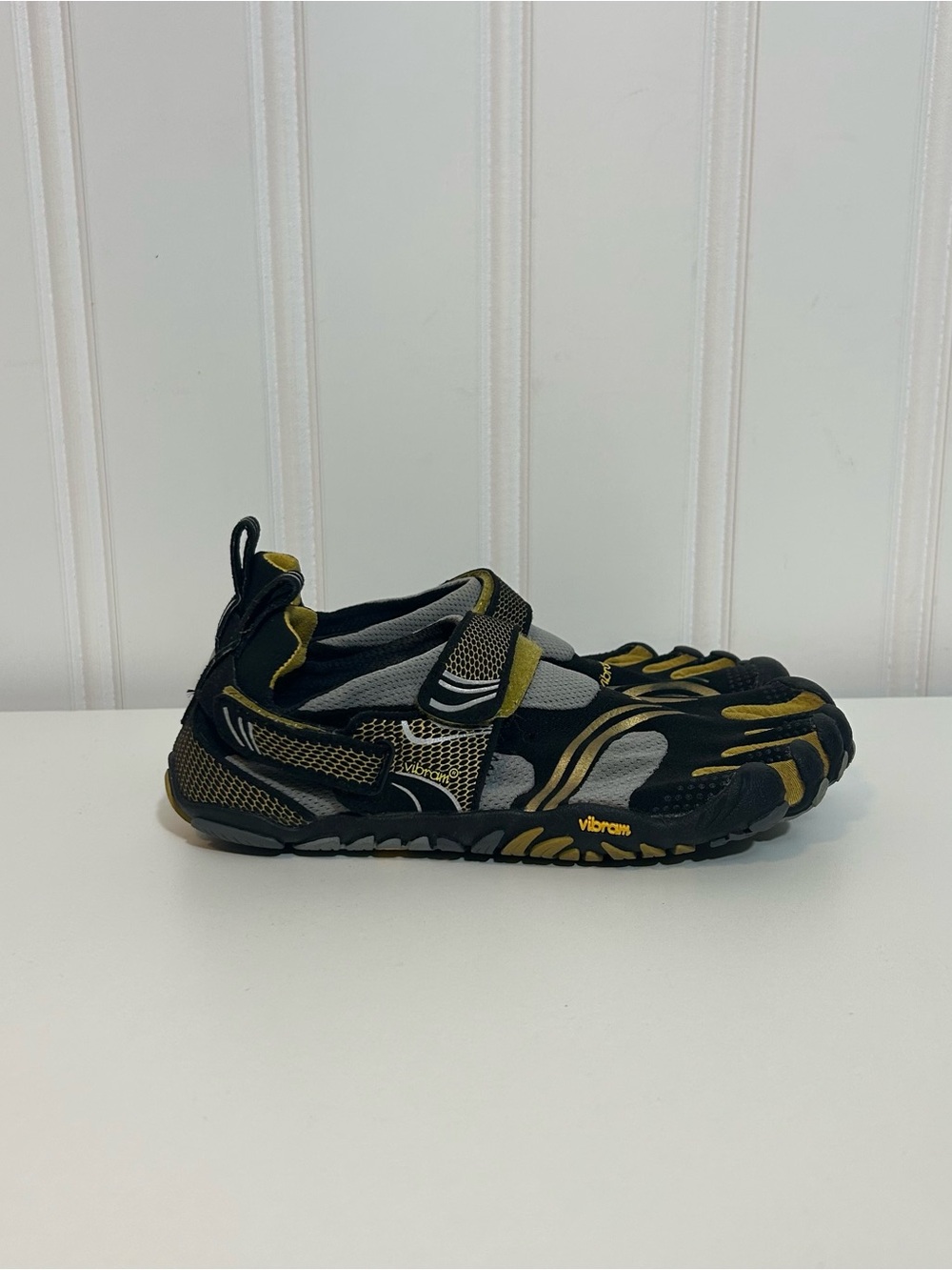 Vibram five fingers black grey yellow